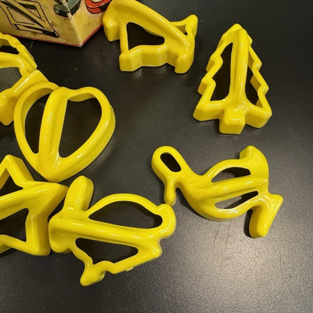 Vintage 1940s-1950s Hutzler Plastic Cookie Cutters 8 Piece with Box‎ Yellow